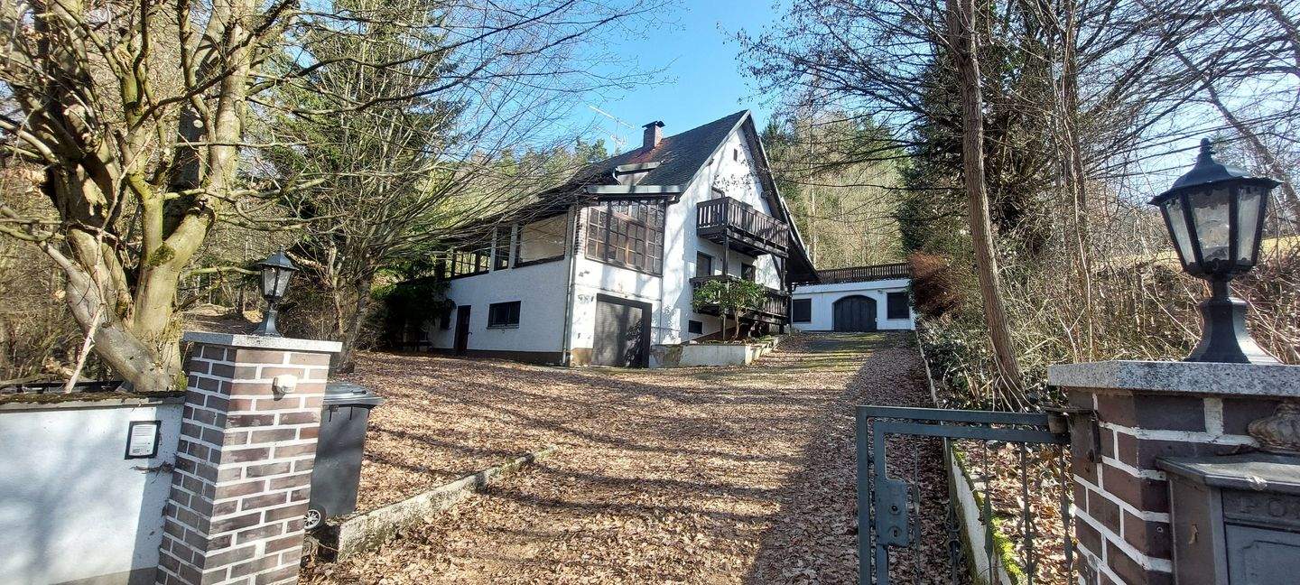 Immobilie in Leuchtenberg - Traumhafte Lage, ländliches Anwesen , 2 Häuser auf 2 Flurstücke mit 2398 m² Grund und ca. 300 m² Wohnfläche in absoluter Waldrandlage ohne Nachbarn  - Bild 0