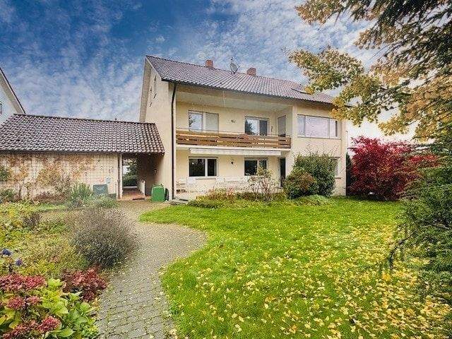 Ansprechendes Zweifamilienhaus mit Einliegerwohnung und großem Garten in Bestlage