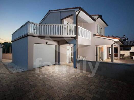 Haus zum Kauf 465.000 € 2 Zimmer 130 m² Centar, Loborika