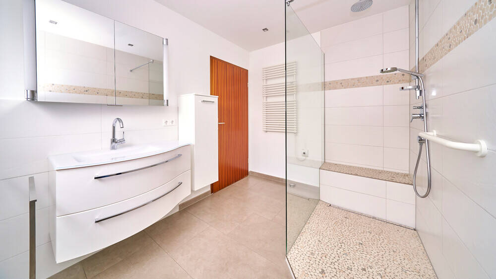 Immobilie in Freiberg am Neckar - Sonnendurchflutete 5 Zi Wohnung auf 2 Etagen mit 2 Balkonen und 2 Bädern! - Bild 1