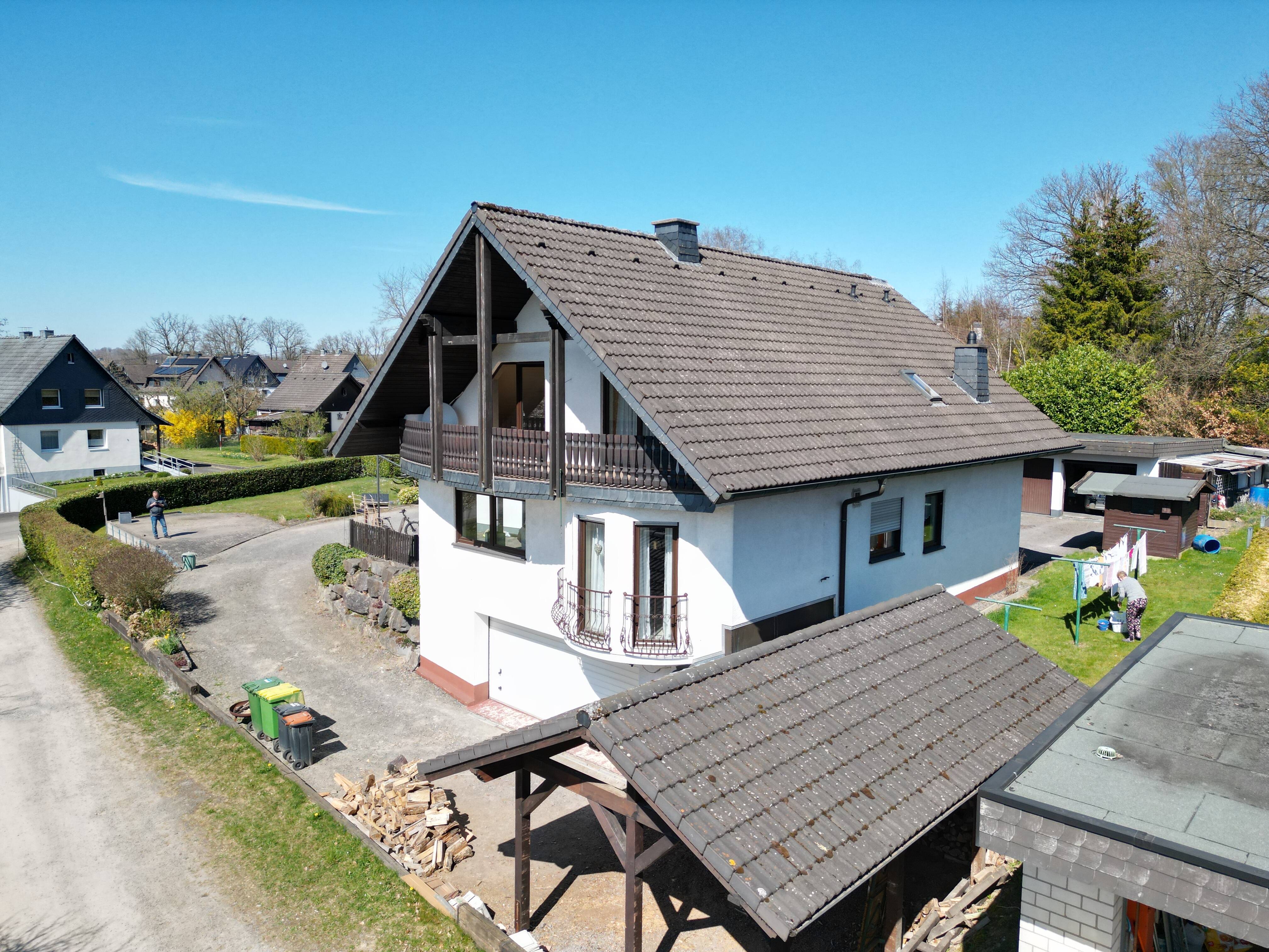 Immobilie in Reichshof - Charmantes Einfamilienhaus als Alternative zur Eigentumswohnung – mit Garten, Doppelgarage und großem Carport - Bild 1
