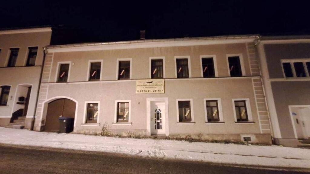 Reihenmittelhaus zum Kauf 59.000 € 9 Zimmer 145 m² 360 m² Grundstück Mittelstr. 5 Schöneck 08261