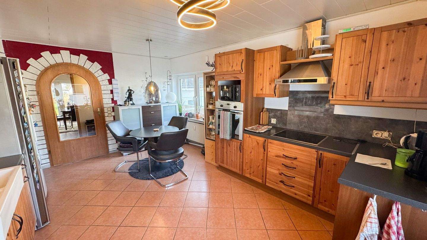 Immobilie in Weilburg - Zwei sanierte Einfamilienhäuser und Einliegerwohnung auf großem Grundstück in Weilburg-Ortsteil! - Bild 3