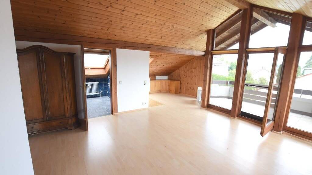 Renovierungsbedürftige DG-Seesichtwohnung möchte zu neuem Leben erweckt werden.