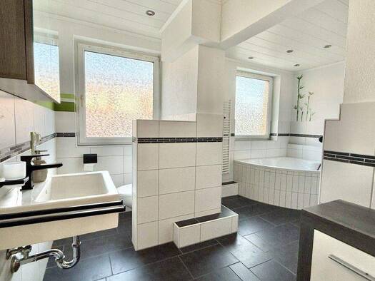 Wohnung zum Kauf 320.000 € 3 Zimmer 85 m² 3. Geschoss Graf-Zeppelin-Str. 4 Kasernenviertel Regensburg 93053