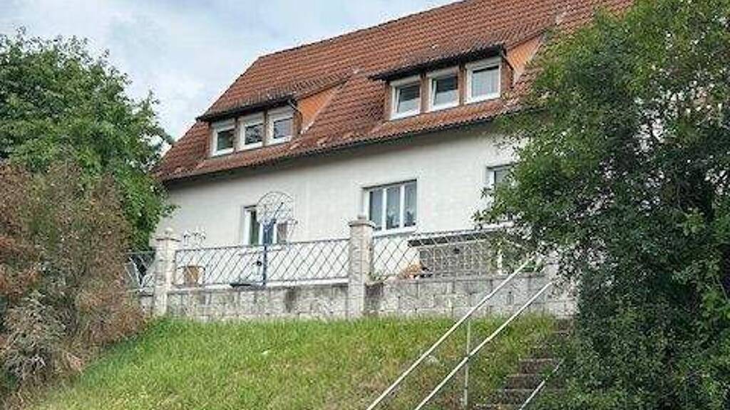 Zweifamilienhaus mit 3 Garagen bei Kulmbach
