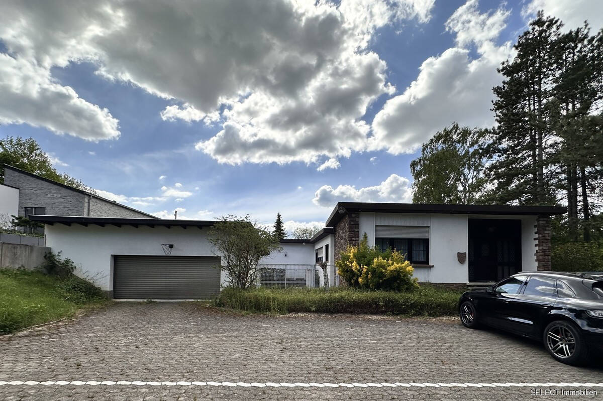 Großzügiger Bungalow mit Garage, Garten und Schwimmhalle