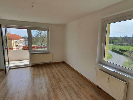 Wohnung zur Miete 330 € 2,5 Zimmer 58 m² frei ab sofort F.-Engels-Str. 2 Schipkau 01993