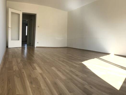 Wohnung zur Miete 700 € 4 Zimmer 93 m² frei ab sofort Wolfenbütteler Straße 10 Döhren Hannover 30519