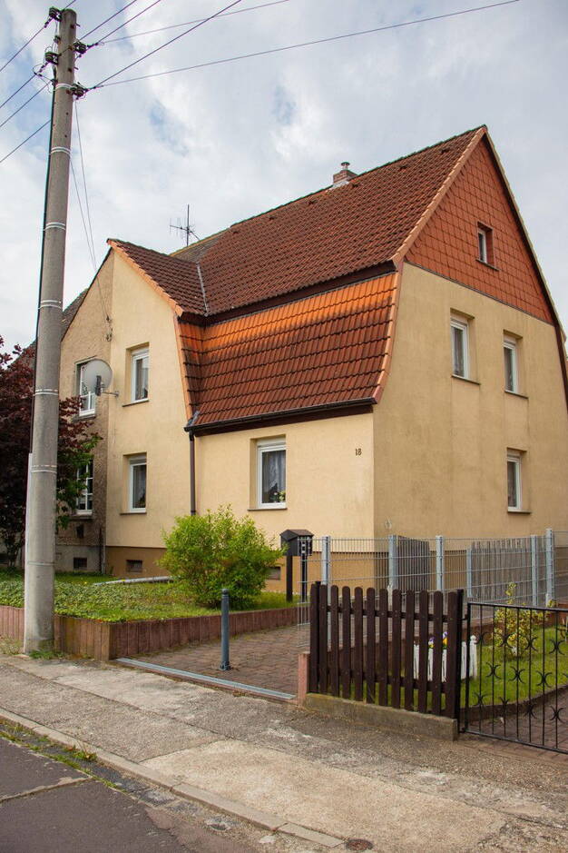Doppelhaushälfte zum Kauf provisionsfrei 199.900 € 9 Zimmer 114 m² 608 m² Grundstück Merseburg Merseburg 06217