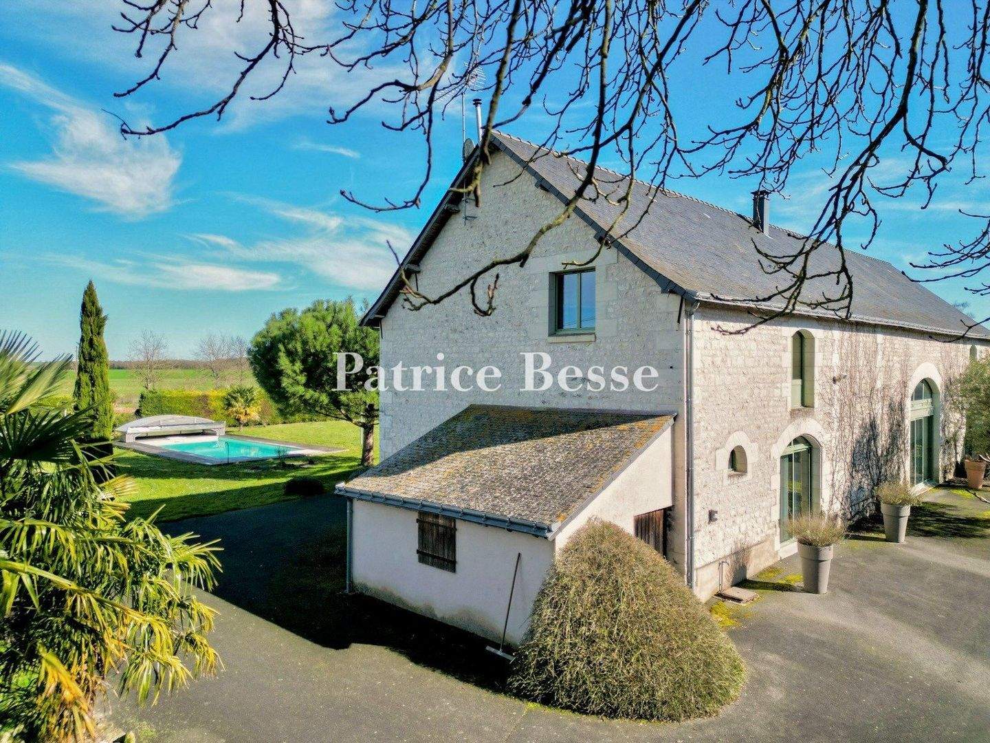 Immobilie in Bovenden - A beautifully converted barn built of tuffeau stone with a garden and swimming pool, nestled in France's Indre-et-Loire department - ref 517653 - Bild 0