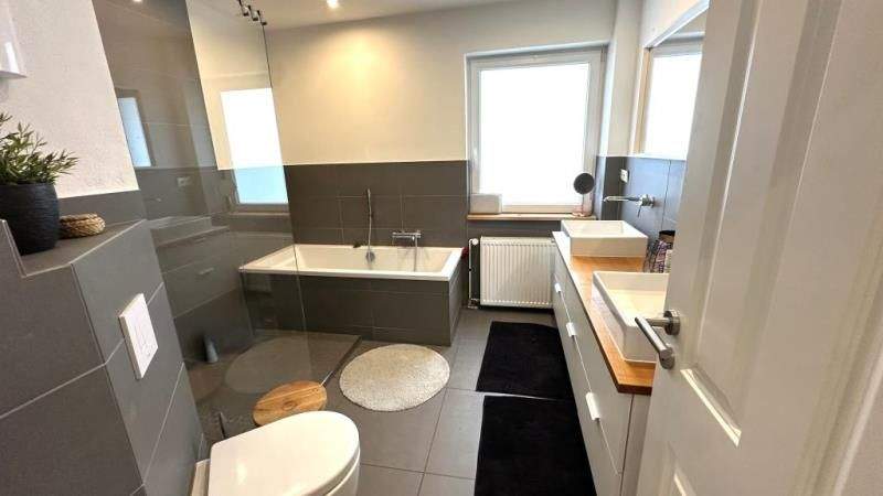 Immobilie in Melsungen - **Viel Platz für die Familie** Freistehendes Einfamilienwohnhaus mit fantastischer Weitsicht in bester Lage von Mels... - Bild 2