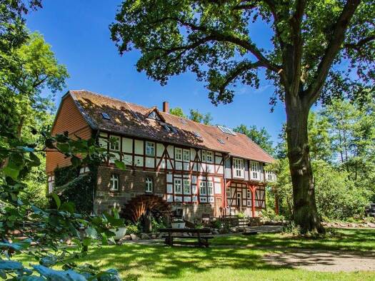 Hotel zum Kauf 1.790.000 € 13 Zimmer 26 Betten 355 m² Gastrofläche 19.425 m² Grundstück Ziegenhainer Straße 51 Homberg 34576