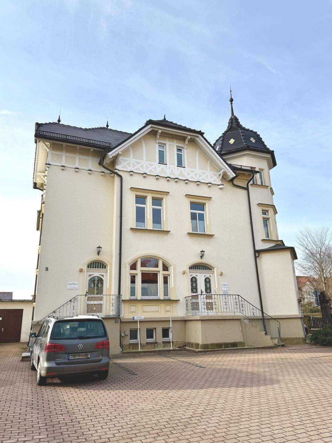 Immobilie in Eisenberg - Große Stadtvilla in Eisenberg mit zwei Arztpraxen, einer Wohnung und einem Büro in bester Lage - Bild 1