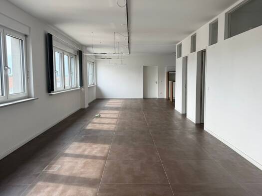 Bürofläche zur Miete provisionsfrei 12 € 6 Zimmer 295 m² Bürofläche Fürther Straße Zirndorf 90513