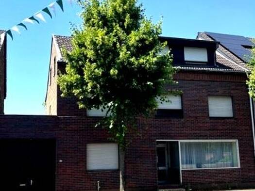 Doppelhaushälfte zum Kauf 149.000 € 10 Zimmer 180 m² 1.775 m² Grundstück frei ab 01.08.2026 Huchem-Stammeln Niederzier 52382