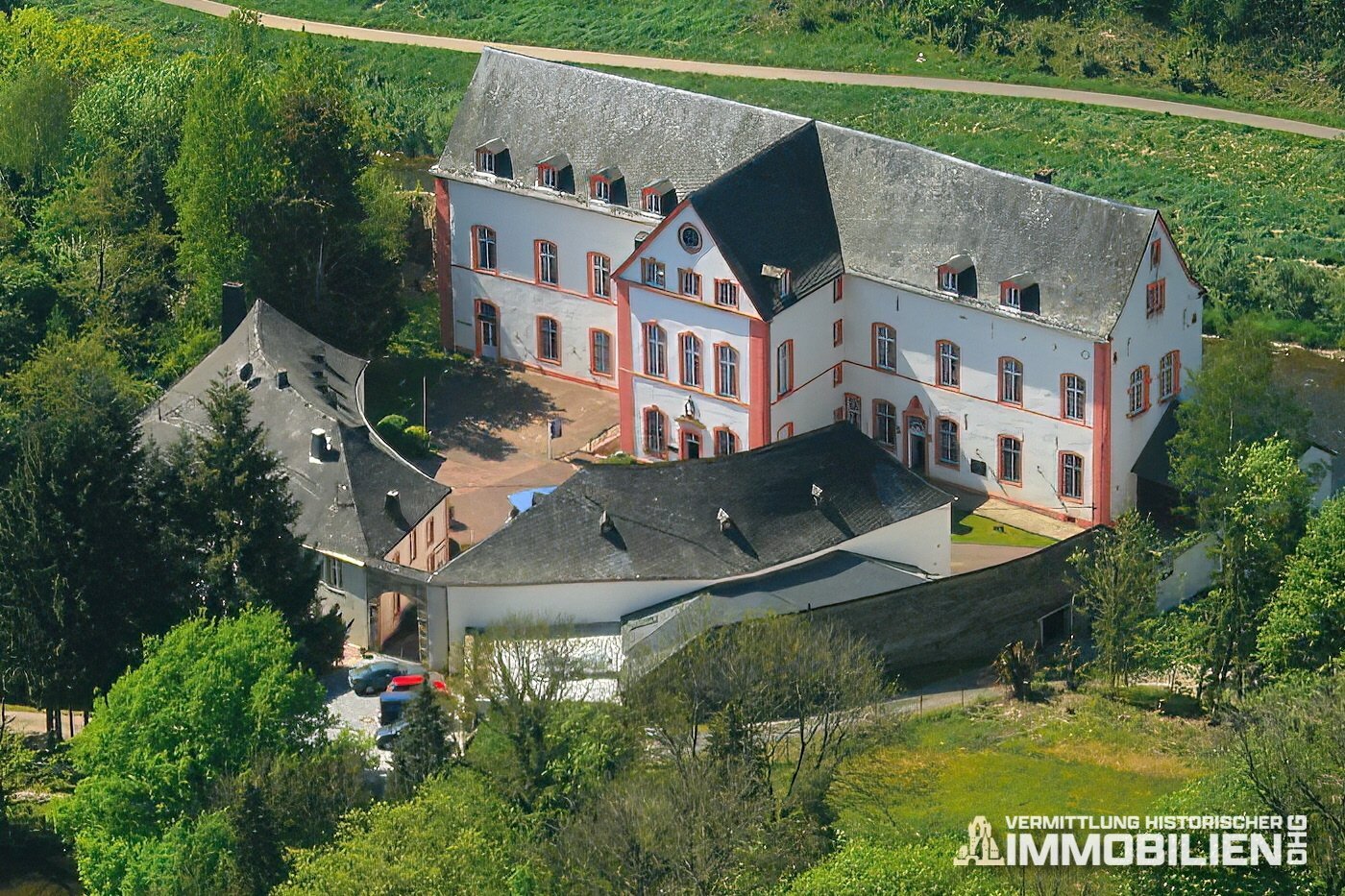 Schloss zum Kauf provisionsfrei 1.900.000 € 54 Zimmer 1.582 m²<br/>Wohnfläche 31.758 m²<br/>Grundstück Echternacherbrück 54668