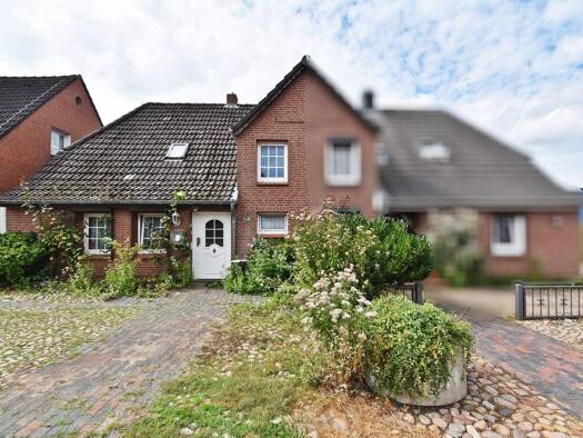 Doppelhaushälfte zum Kauf 148.000 € 4 Zimmer 90 m² 344 m² Grundstück Husum Husum 25813