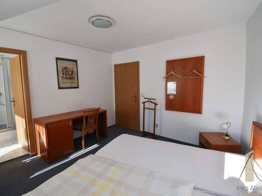 Hotel zum Kauf 349.000 € 14 Zimmer 29 Betten 80 m² Gastrofläche 1.023 m² Grundstück Burg 39288