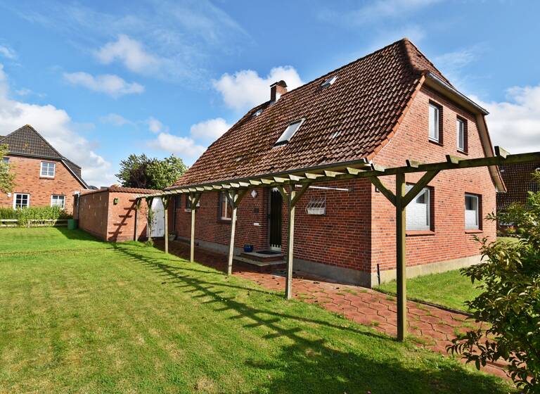 Einfamilienhaus zum Kauf 245.000 € 4 Zimmer 110 m²<br/>Wohnfläche 1.097 m²<br/>Grundstück Husum Husum 25813