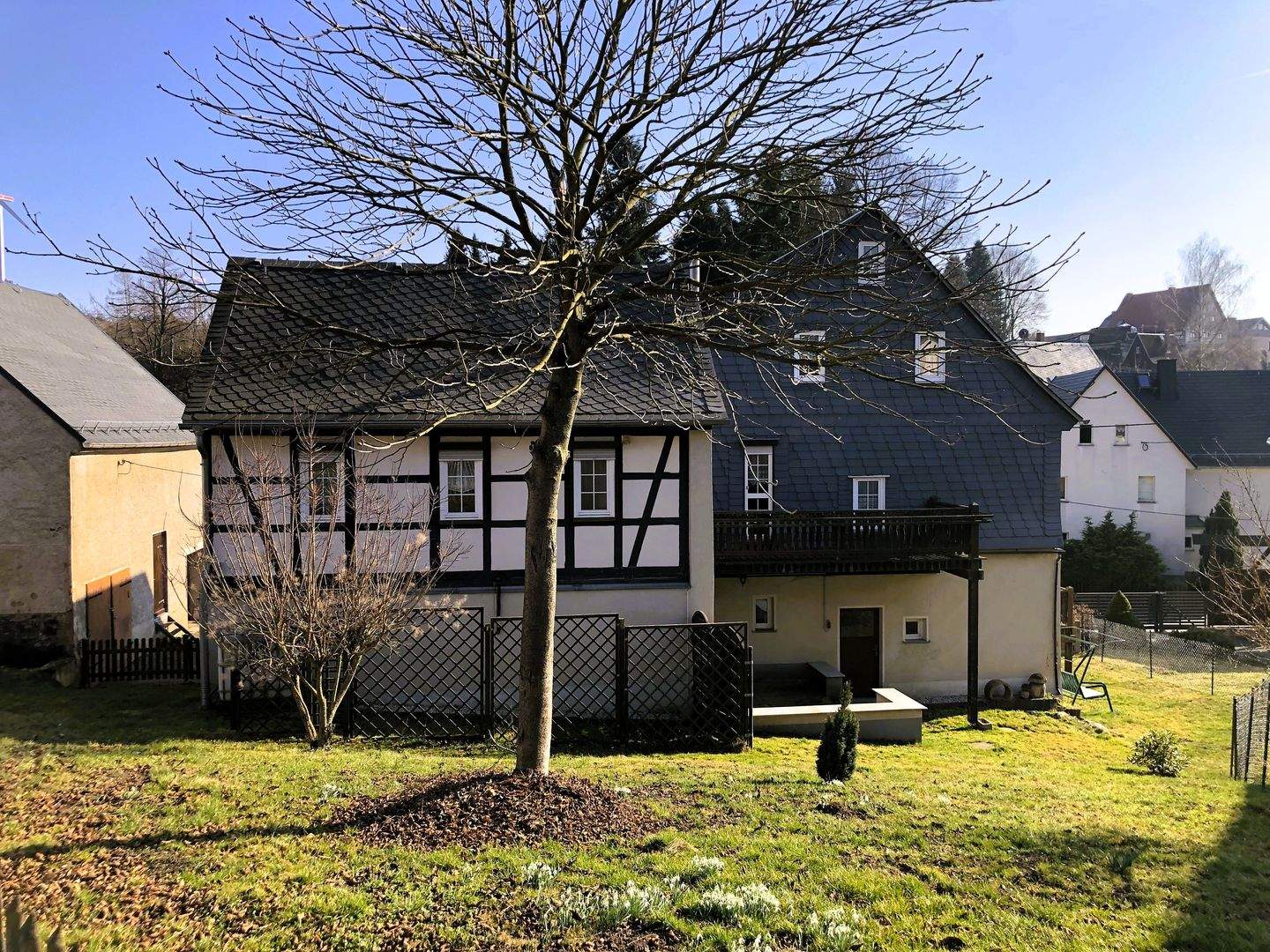 Immobilie in St. Egidien - Ruhig gelegenes Familienhaus mit zwei Wohnungen und großem Garten in St. Egidien. Ideal für Berufspendler auf der Autobahn A 4. - Bild 2