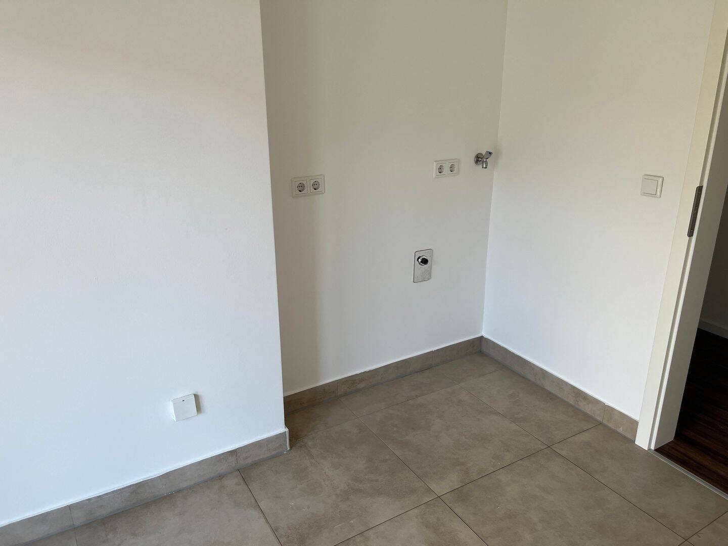 Erstbezug nach Renovierung - 3 ZW im 1. OG mit Balkon zum Innenhof, modernes Tageslichtbad mit Badewanne - ab sofort bezugsbereit – Nürnberg – Vorschaubild 11