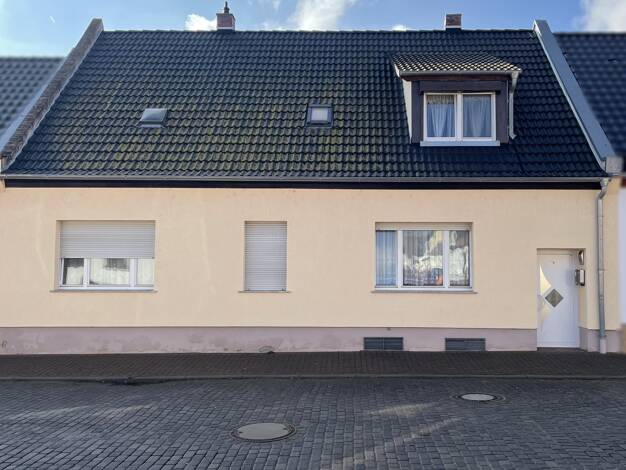 Reihenmittelhaus zum Kauf 89.500 € 5 Zimmer 120 m² 652 m² Grundstück Peißen Bernburg 06406