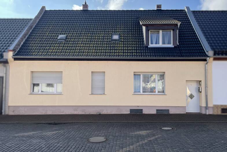 Reihenmittelhaus zum Kauf 89.500 € 5 Zimmer 120 m² 652 m² Grundstück Peißen Bernburg 06406