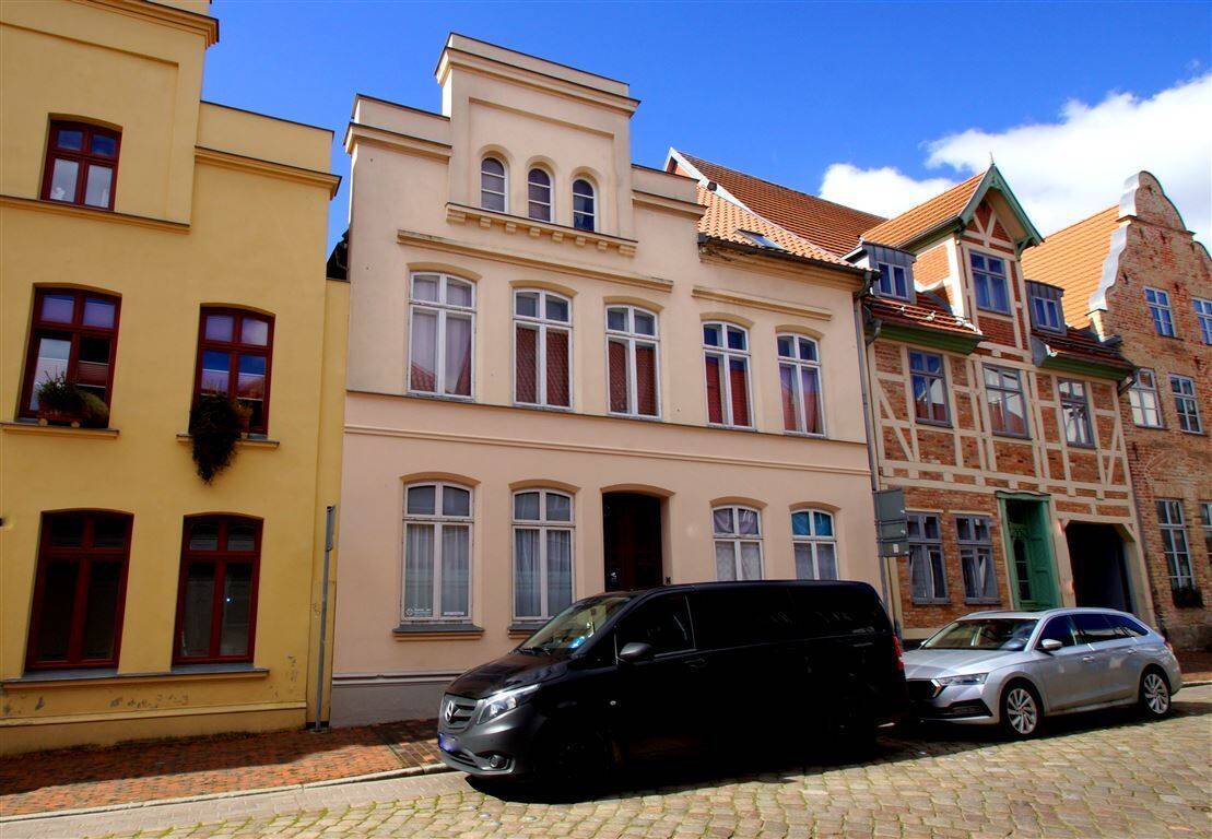 Mehrfamilienhaus zur Versteigerung 420.000 € 10 Zimmer 297,2 m²<br/>Wohnfläche 237 m²<br/>Grundstück Altstadt Güstrow 18273