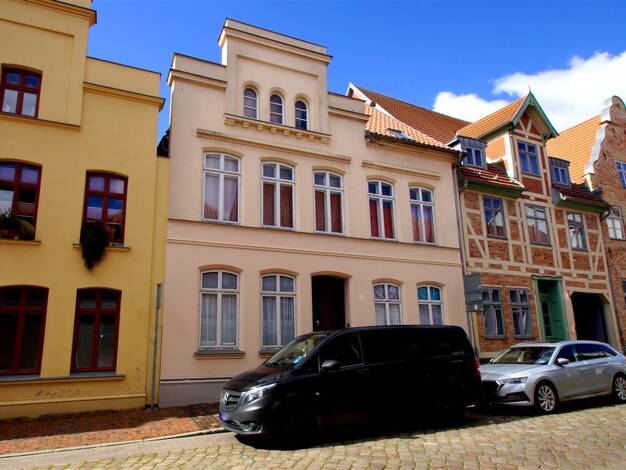 Mehrfamilienhaus zum Kauf 420.000 € 10 Zimmer 297,2 m² 237 m² Grundstück Güstrow 18273