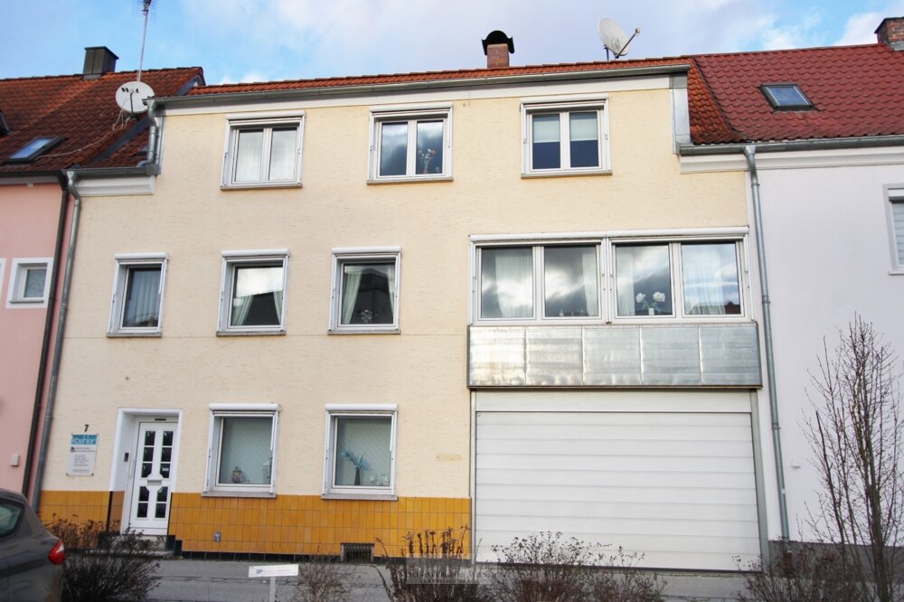 Reihenmittelhaus zum Kauf 299.000 € 7 Zimmer 158 m²<br/>Wohnfläche 330 m²<br/>Grundstück Kernstadt Schwandorf Schwandorf 92421