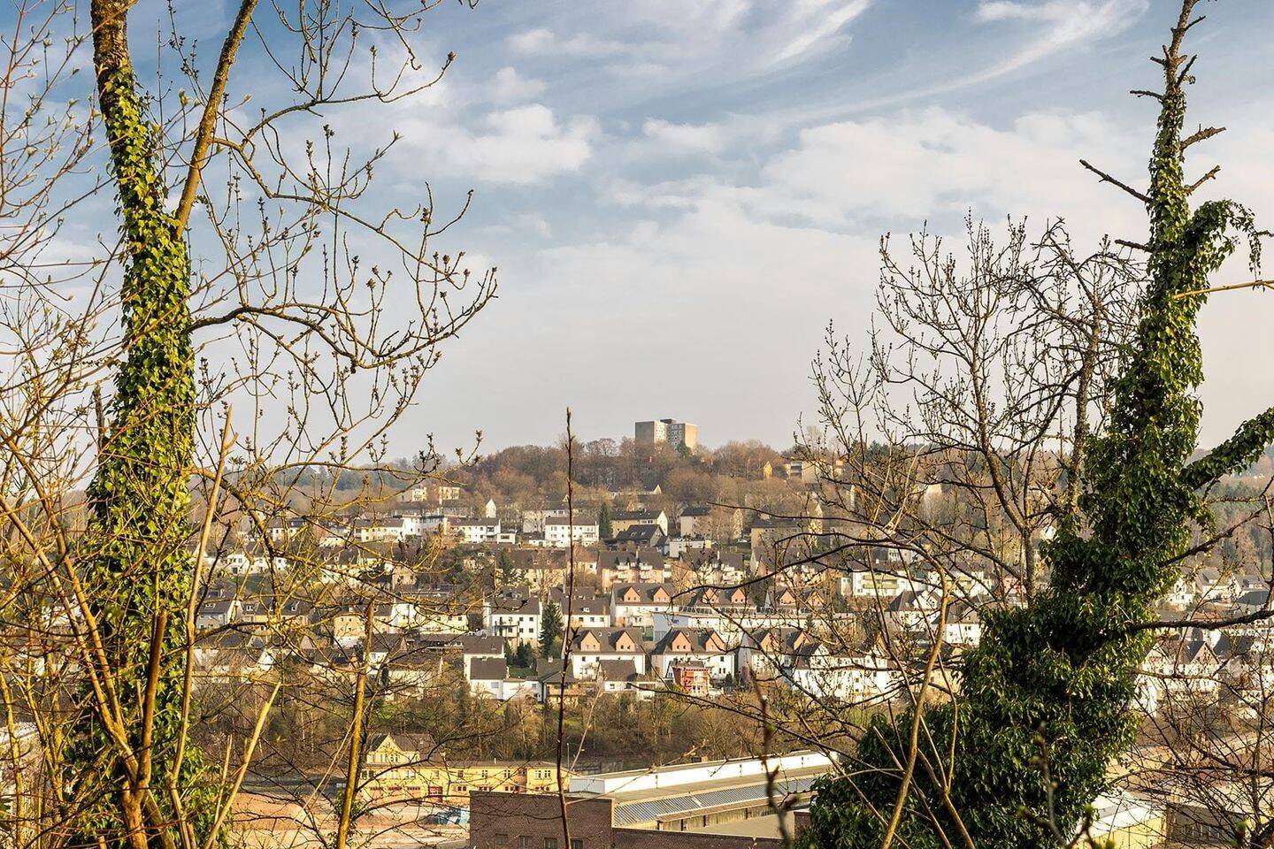 Immobilie in Werdohl - Ein-/Zweifamilienhaus mit Doppelgarage, Hof zum Parken, Garten und Ausblick - Bild 2