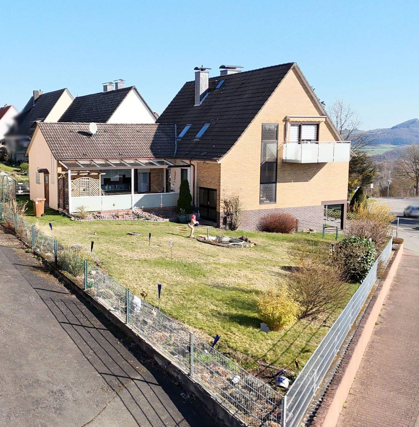 Immobilie in Zierenberg - Gepflegtes 1-2 Fam. Haus, neuwertige Heizung, div. Renovierungen, Garten, Doppel-Garage, Terrasse, Balkon, HESSENGELD - Bild 3