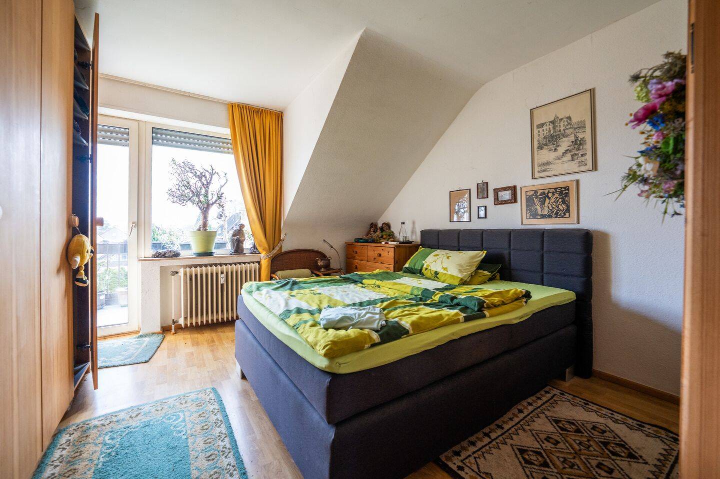 Immobilie in Jüchen - Ruhiges Rendite-Juwel mit Weitblick: Gepflegte 3-Zimmer-DG-Wohnung in charmanter 4-Parteien-Einheit - Bild 2