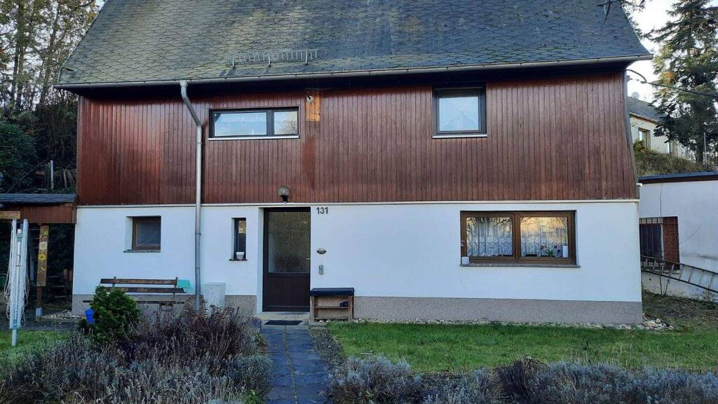 Einfamilienhaus zum Kauf 75.000 € 2,5 Zimmer 79 m² 690 m² Grundstück frei ab sofort Hauptstraße 131 Neukirchen Neukirchen/Pleiße 08459