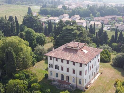 Haus zum Kauf 3.900.000 € 1.890 m² 17.054 m² Grundstück Lazise 37017