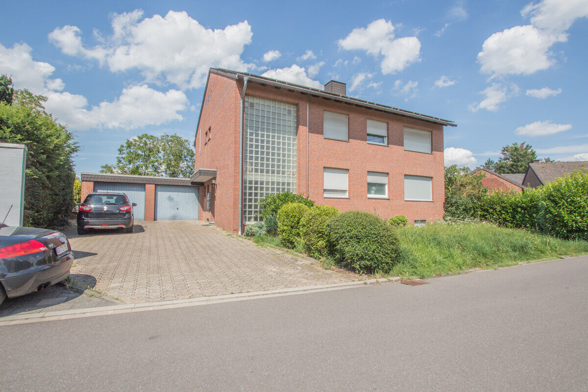 Mehrfamilienhaus zum Kauf 499.000 € 10 Zimmer 202 m²<br/>Wohnfläche 570 m²<br/>Grundstück Kleinenbroich Korschenbroich 41352