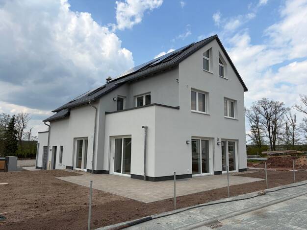 Doppelhaushälfte zum Kauf - Erstbezug provisionsfrei 1.087.000 € 6,5 Zimmer 192 m² 899 m² Grundstück frei ab 01.07.2027 Steinbach Herzogenaurach 91074
