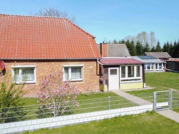 Doppelhaushälfte zum Kauf 140.000 € 5 Zimmer 128,3 m² 1.037,3 m² Grundstück Neuenrost Schlemmin 18320