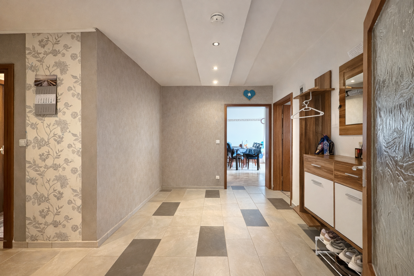 Immobilie in Burgkirchen an der Alz - Renovierungsbedürftige 5 Zimmer Wohnung mit Balkon und viel Potenzial - Bild 1