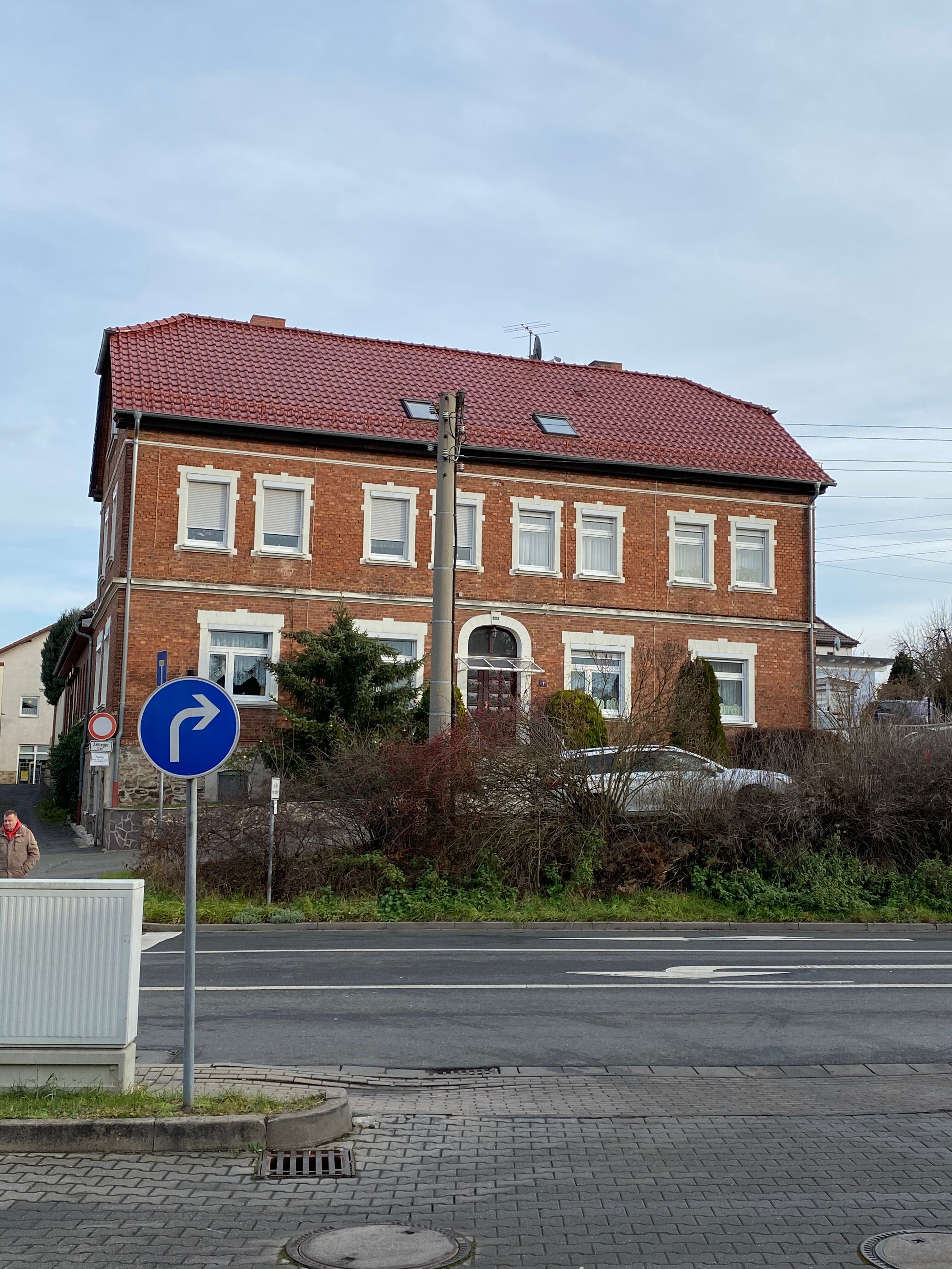 Mehrfamilienhaus zur Miete 276 € 5 Zimmer 46 m²<br/>Wohnfläche 01.03.2025<br/>Verfügbarkeit Kurzackerstraße 1 Pößneck,Stadt Pößneck 07381