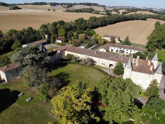 Haus zum Kauf 1.490.000 € 166.000 m² Grundstück Centre Basse-Ville Auch 32000