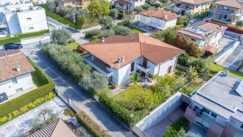 Villa zum Kauf 1.490.000 € 9 Zimmer 270 m² 1.120 m² Grundstück Bardolino 37011