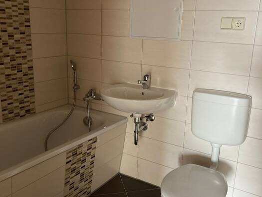 Wohnung zur Miete 330 € 2 Zimmer 54,2 m² 5. Geschoss Richterstraße 10 Innenstadt Gera 07545