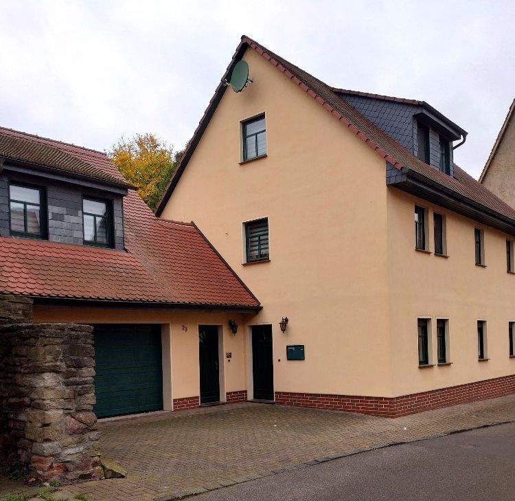 Immobilie in Wettin-Löbejün - Burgnähe in Wettin: Komfortables Einfamilienhaus mit Einliegerwohnung, Garage und Pool - Bild 1