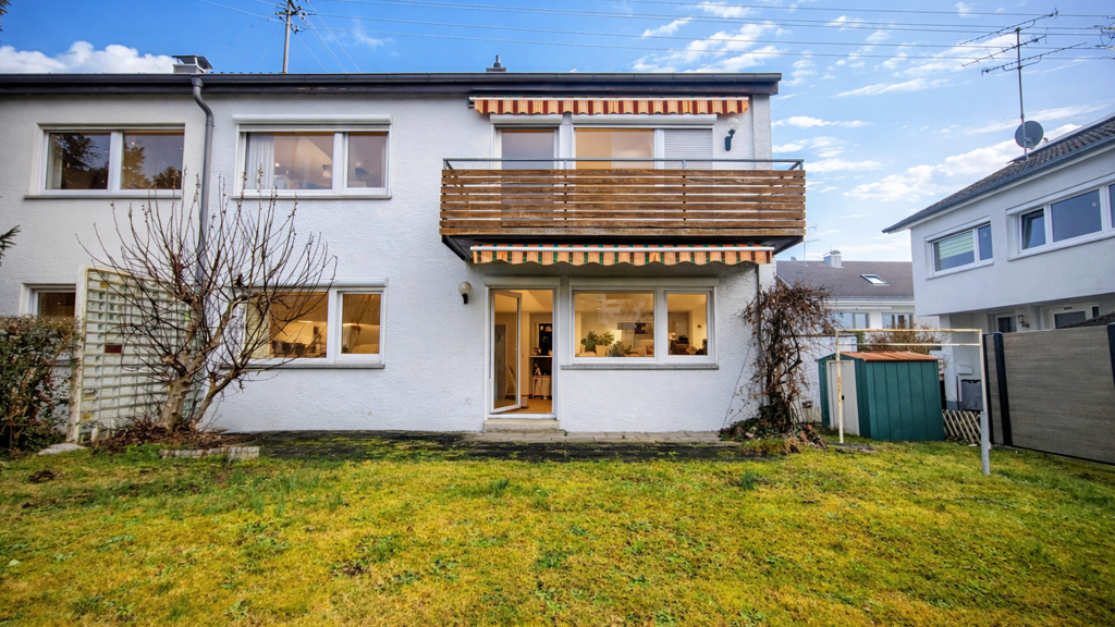 Wohnen in Seenähe - vielseitige Doppelhaushälfte mit zwei Wohneinheiten und sonnigem Garten
