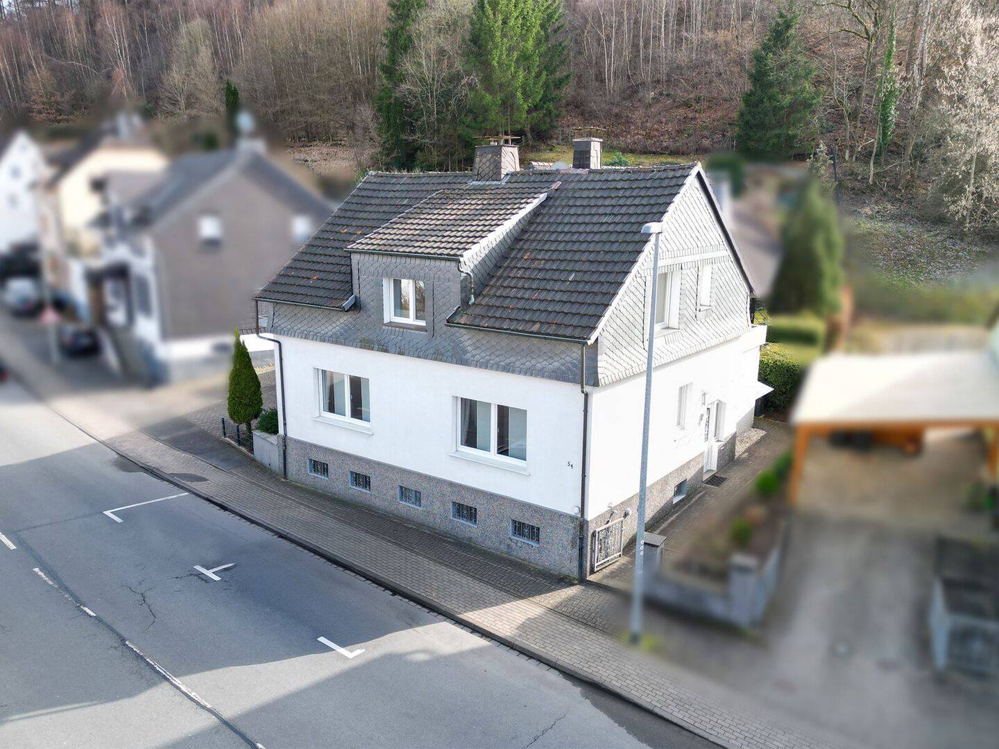 Immobilie in Plettenberg - SCHADE IMMOBILIEN - Charakter eines Hauses, Vorteile einer Wohnung! 2 ETWs inkl. Stellplatz! - Bild 1