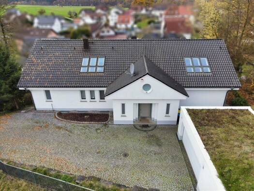 Villa zum Kauf 7 Zimmer 243 m² 1.800 m² Grundstück Kämmerzell Fulda 36041