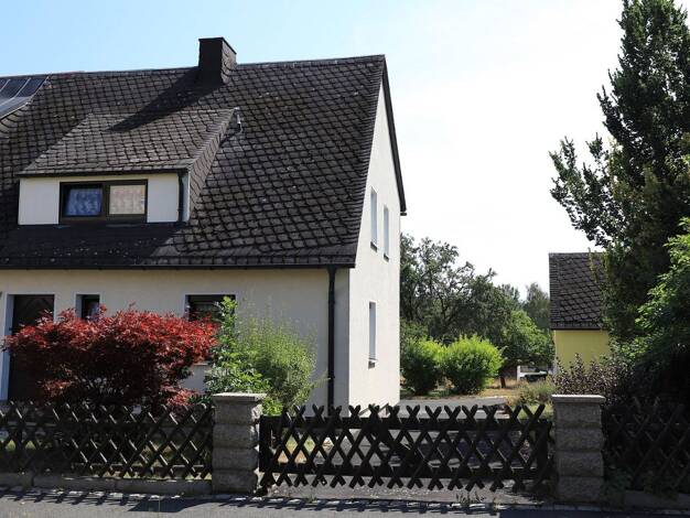 Doppelhaushälfte zum Kauf provisionsfrei 118.000 € 5 Zimmer 106 m² 842 m² Grundstück Rehau Rehau 95111