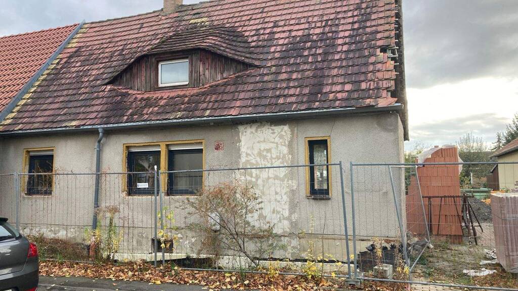 Doppelhaushälfte zum Kauf 180.000 € 4 Zimmer 133 m² 364 m² Grundstück Zwenkau 04442